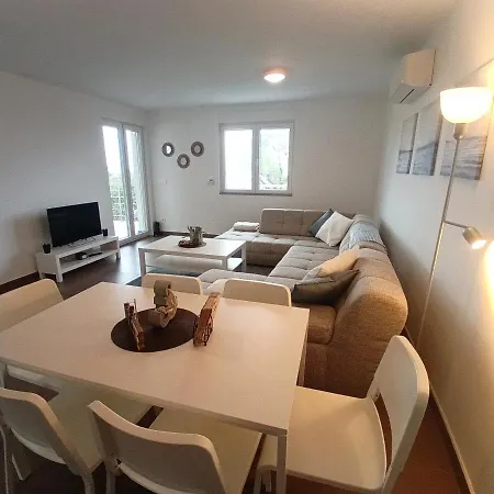 Searenity Pool - Seafront Krmpote-Vodice